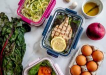 Madforberedelse med kylling, grøntsager, æg og spiraliseret squash